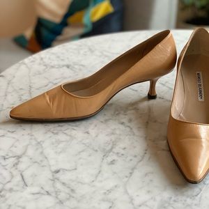 Manolo Blahnik Size 39 Nude kitten heel
